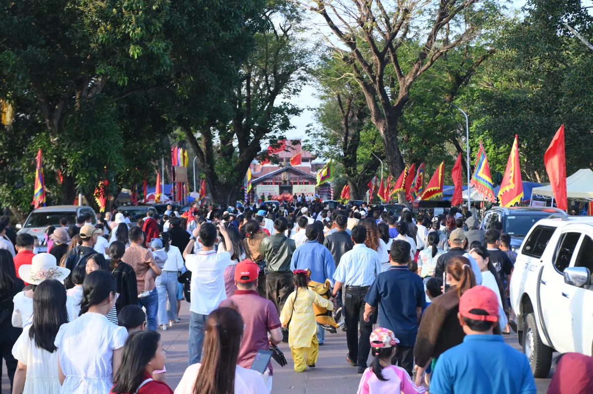 H&agrave;ng ngh&igrave;n người đổ về Bảo t&agrave;ng Quang Trung kỷ niệm Chiến thắng Ngọc Hồi - Đống Đa - Ảnh 1.