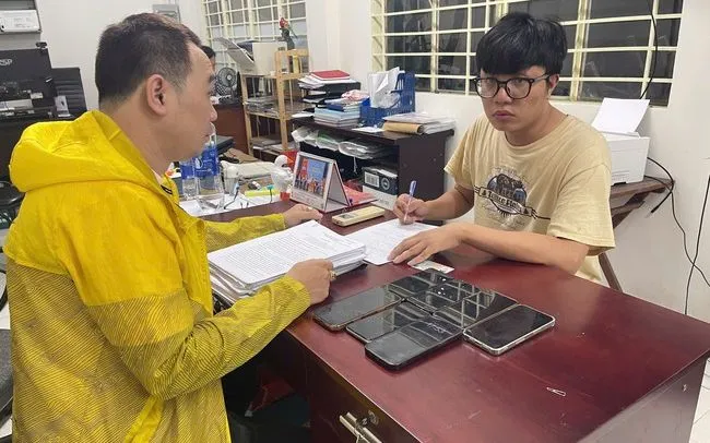 Trương Nhật Phương (bên phải) tại cơ quan công an