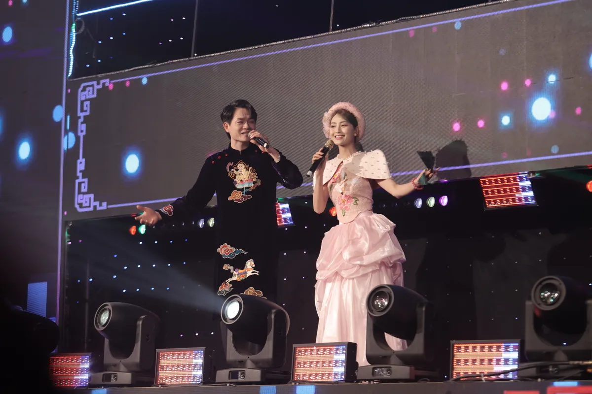 "T&aacute;o" Ch&iacute; Trung "bắn rap" c&ugrave;ng MC M&ugrave; Tạt - Ảnh 2.