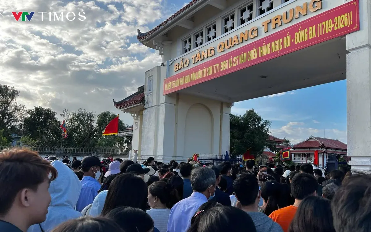 Người dân vào Bảo tàng Quang Trung vào chiều 20/2 (tức mồng 4 Tết Bính Ngọ)