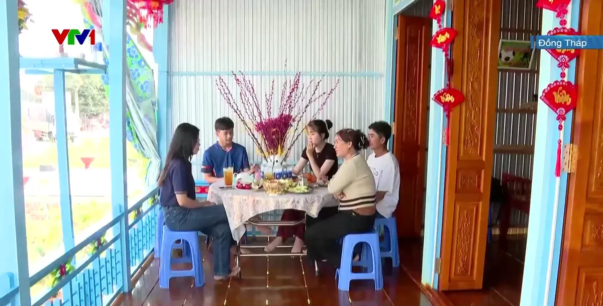 Tết tại các gia đình có người đi lao động nước ngoài - Ảnh 2.