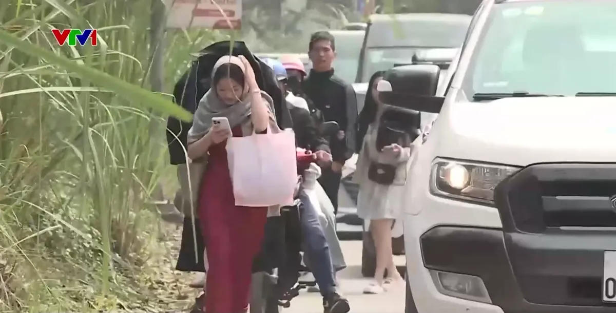 Đ&ocirc;ng đảo du kh&aacute;ch đến Ninh B&igrave;nh, &ugrave;n ứ tr&ecirc;n cao tốc Ph&aacute;p V&acirc;n - Cầu Giẽ - Ninh B&igrave;nh - Ảnh 2.