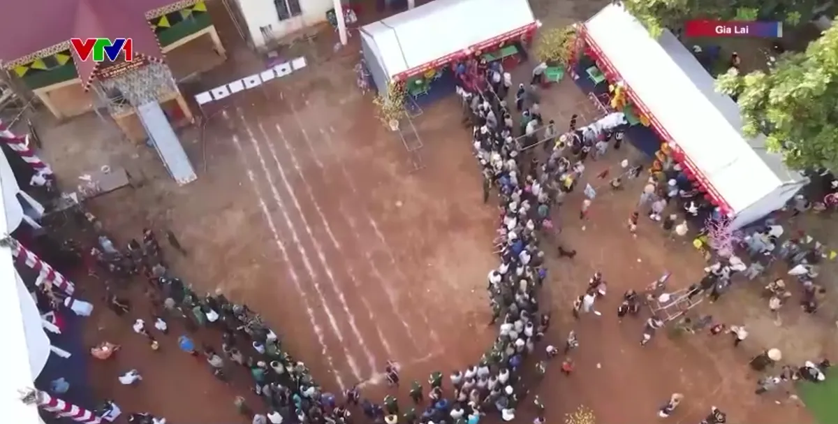 Đồng bào Gia Rai vui Tết sum vầy nơi biên giới Gia Lai - Ảnh 1.