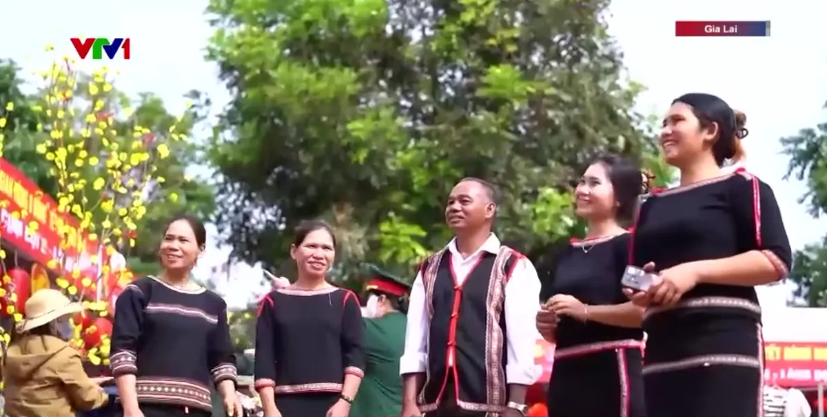 Đồng bào Gia Rai vui Tết sum vầy nơi biên giới Gia Lai - Ảnh 2.