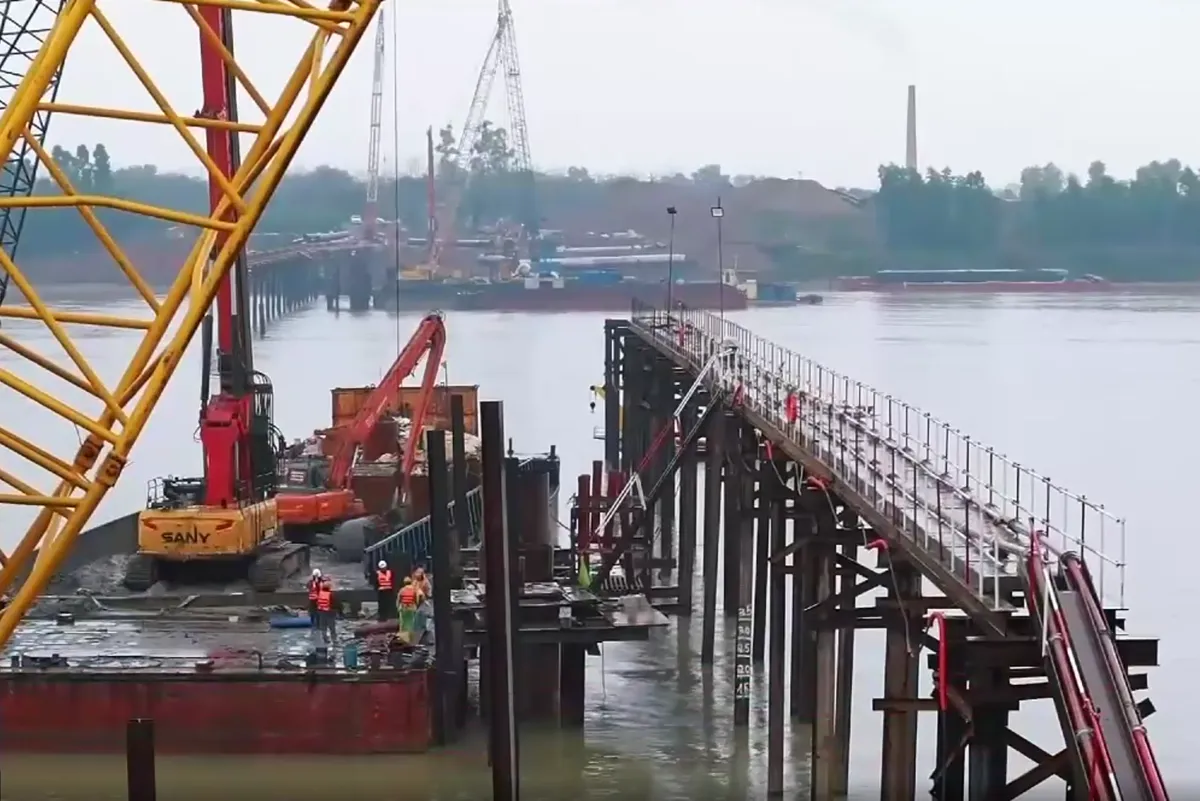 H&agrave; Nội: Xuy&ecirc;n Tết tr&ecirc;n những c&acirc;y cầu vượt s&ocirc;ng Hồng - Ảnh 4.