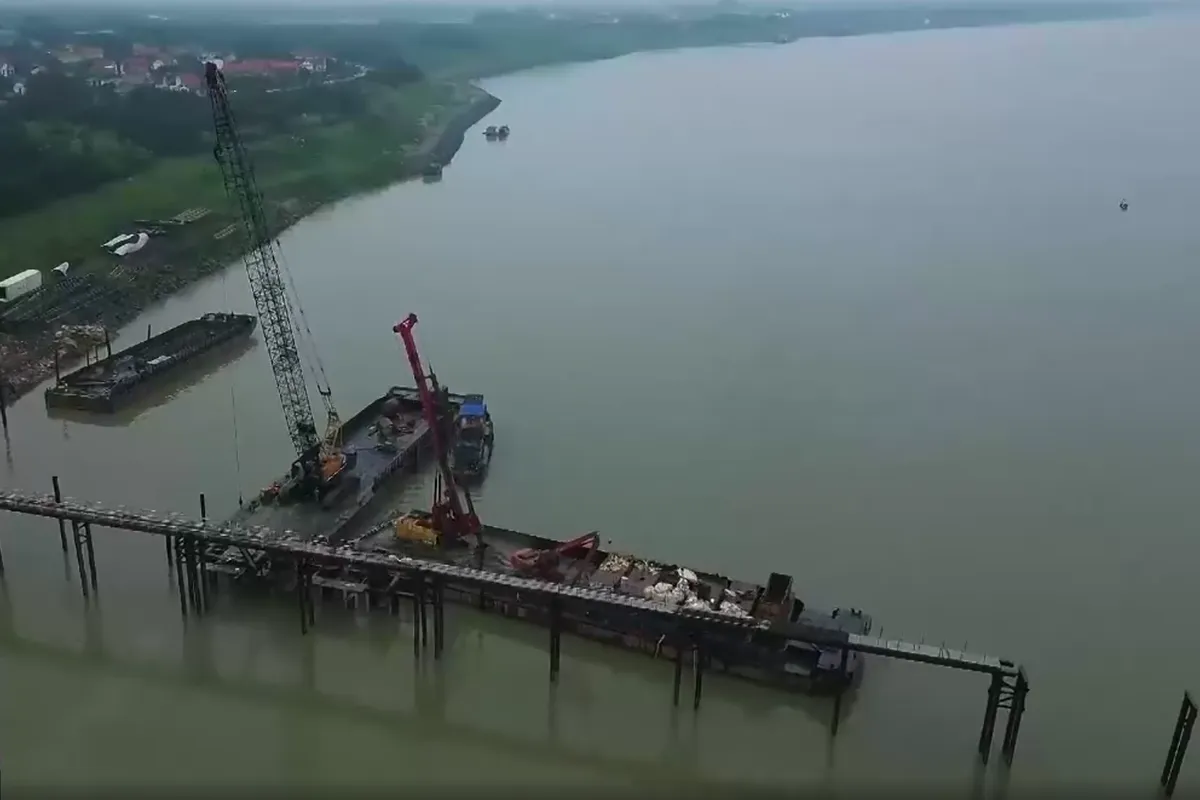 H&agrave; Nội: Xuy&ecirc;n Tết tr&ecirc;n những c&acirc;y cầu vượt s&ocirc;ng Hồng - Ảnh 1.