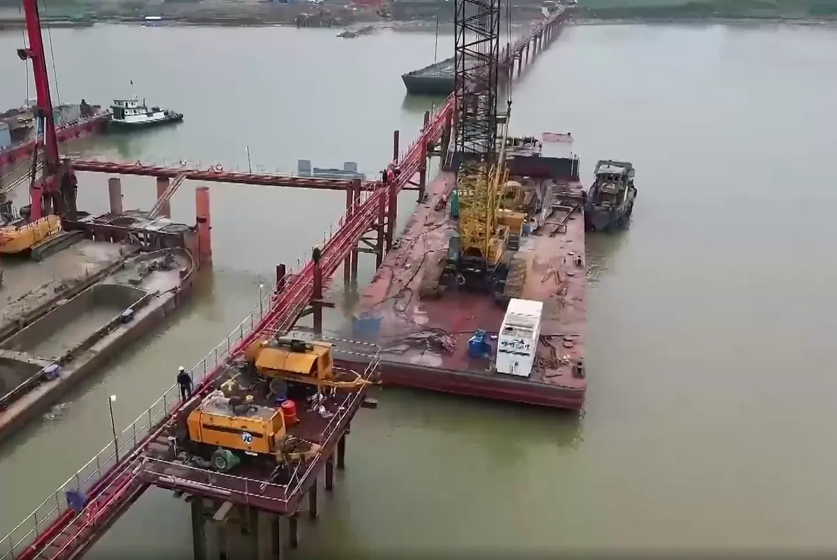 H&agrave; Nội: Xuy&ecirc;n Tết tr&ecirc;n những c&acirc;y cầu vượt s&ocirc;ng Hồng - Ảnh 2.