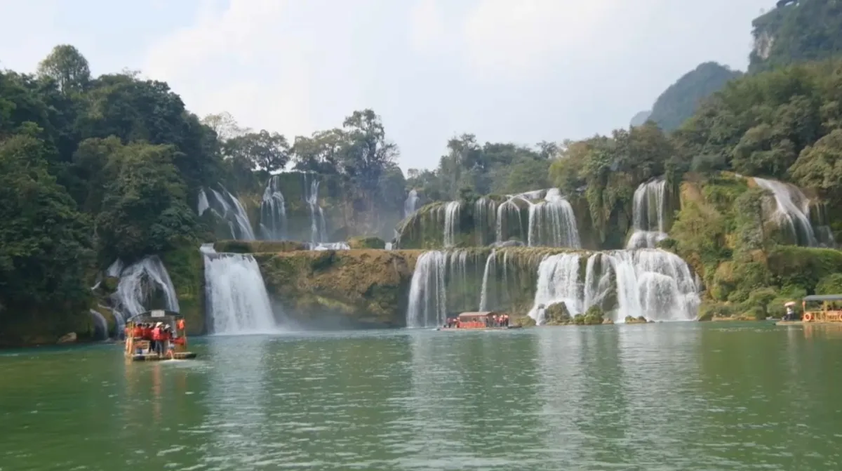 Th&aacute;c Bản Giốc thu h&uacute;t du kh&aacute;ch đầu năm- Ảnh 1.