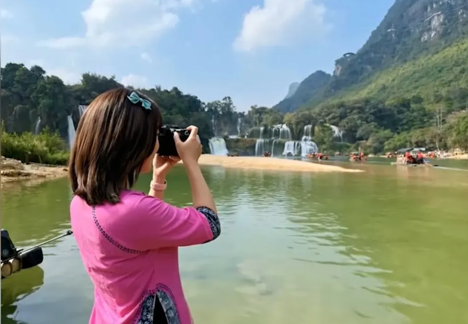 Th&aacute;c Bản Giốc thu h&uacute;t du kh&aacute;ch đầu năm- Ảnh 2.