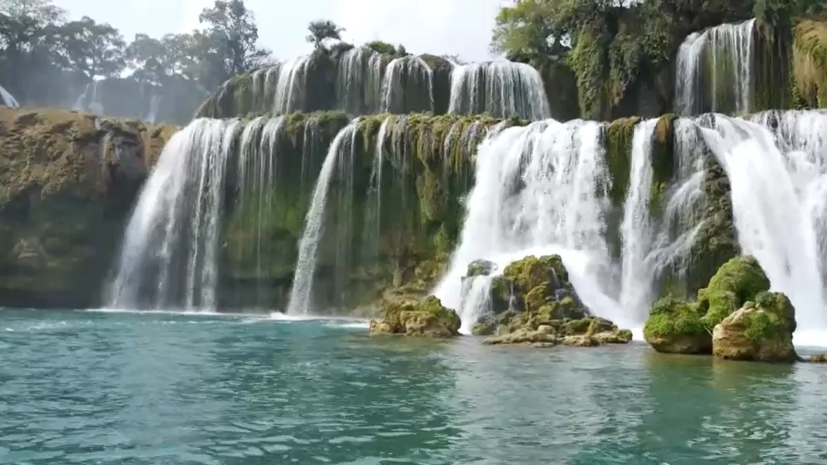 Th&aacute;c Bản Giốc thu h&uacute;t du kh&aacute;ch đầu năm- Ảnh 3.