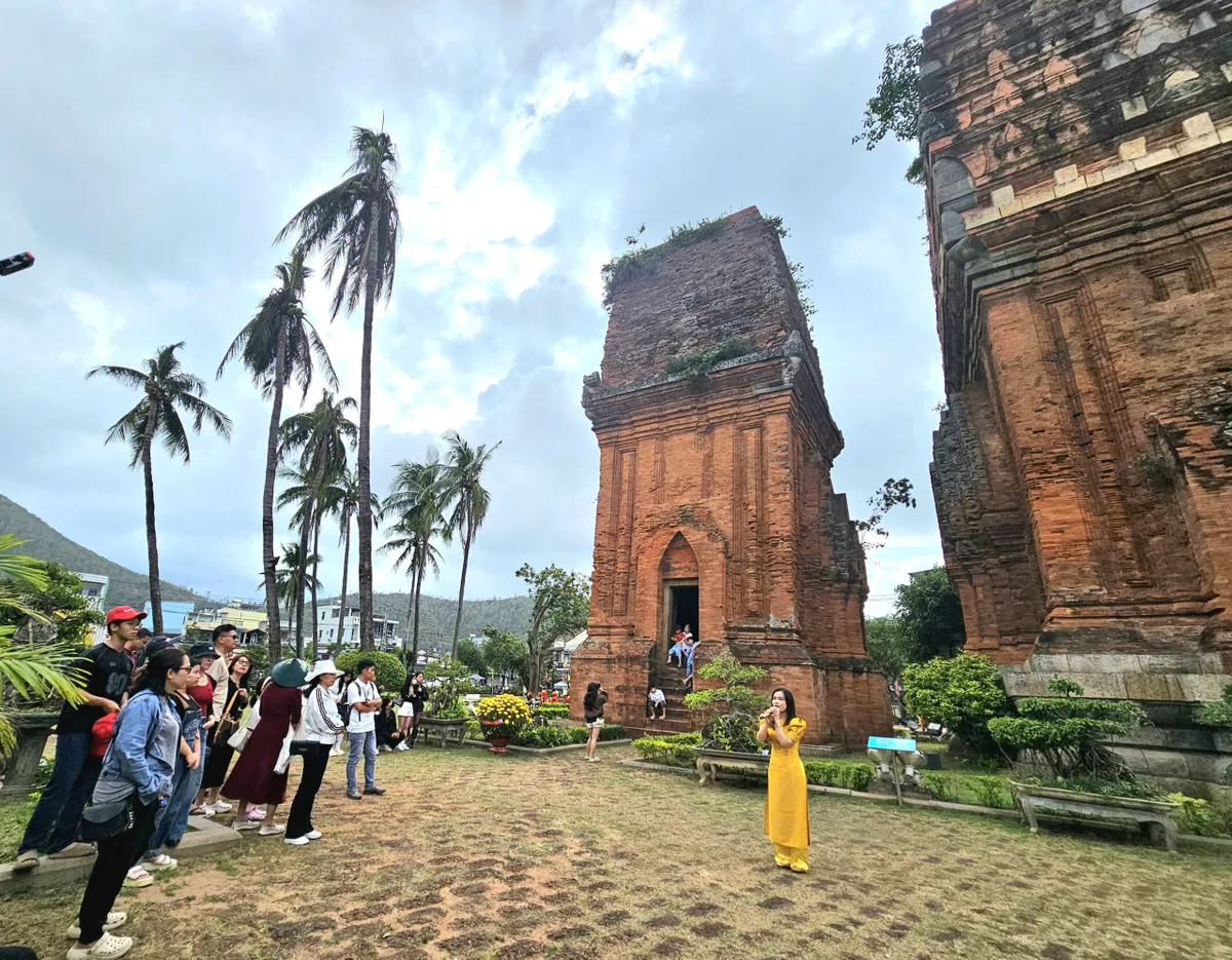 Th&aacute;p cổ ở Gia Lai h&uacute;t kh&aacute;ch du lịch đầu Xu&acirc;n B&iacute;nh Ngọ- Ảnh 1.