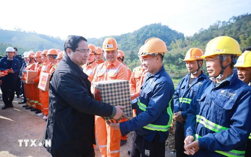 Thủ tướng Phạm Minh Chính chúc Tết công nhân thi công dự án đường cao tốc Đồng Đăng (Lạng Sơn)-Trà Lĩnh (Cao Bằng). (Ảnh: Dương Giang/TTXVN)