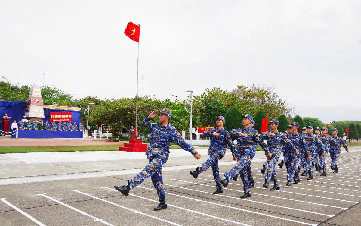 Duyệt đội ngũ trong Lễ ra quân huấn luyện tại đảo Trường Sa