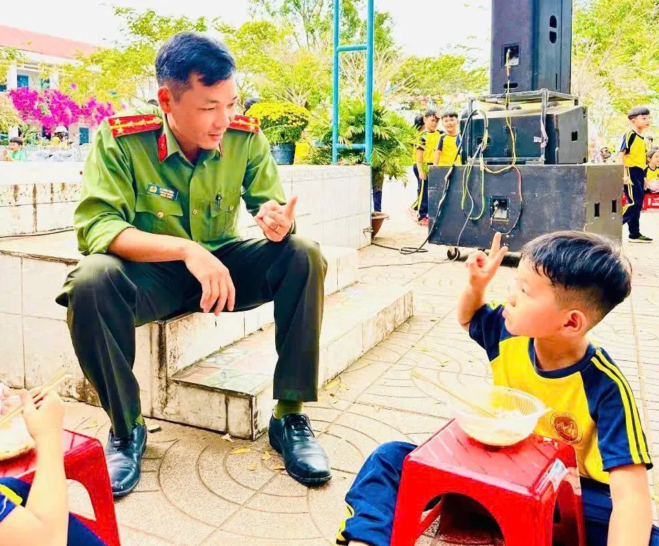 C&aacute;n bộ C&ocirc;ng an c&ugrave;ng người d&acirc;n dũng cảm cứu người bị đuối nước- Ảnh 1.