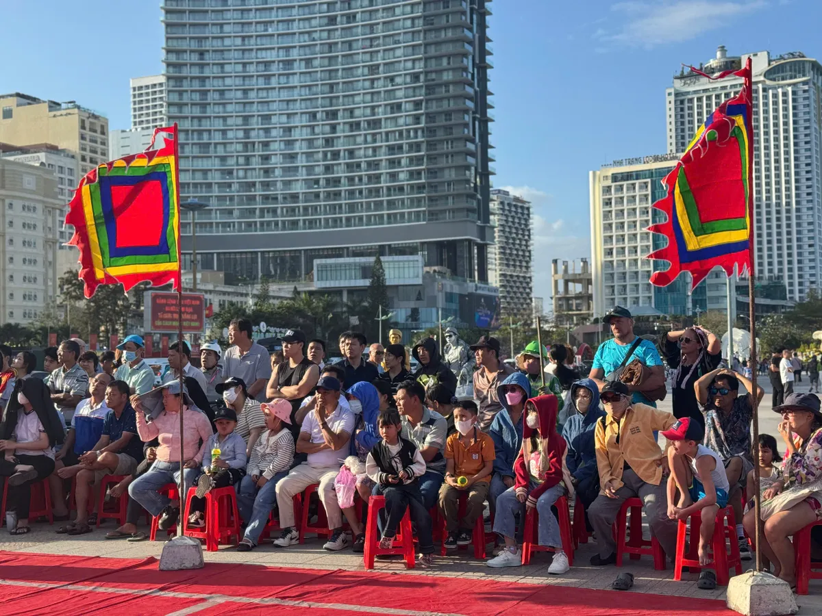 Xu&acirc;n B&iacute;nh Ngọ rộn r&agrave;ng cờ người giữa l&ograve;ng phố biển Nha Trang - Ảnh 4.