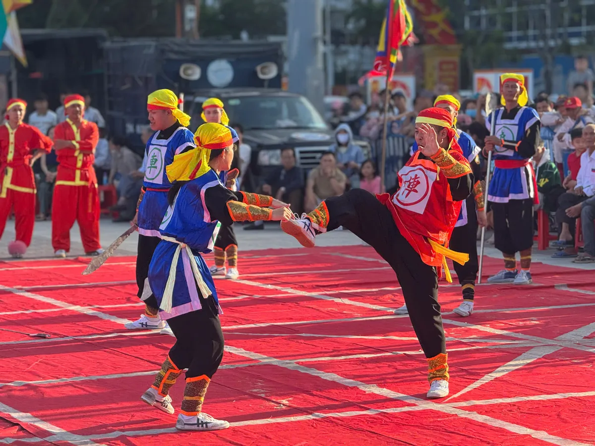 Xu&acirc;n B&iacute;nh Ngọ rộn r&agrave;ng cờ người giữa l&ograve;ng phố biển Nha Trang - Ảnh 5.