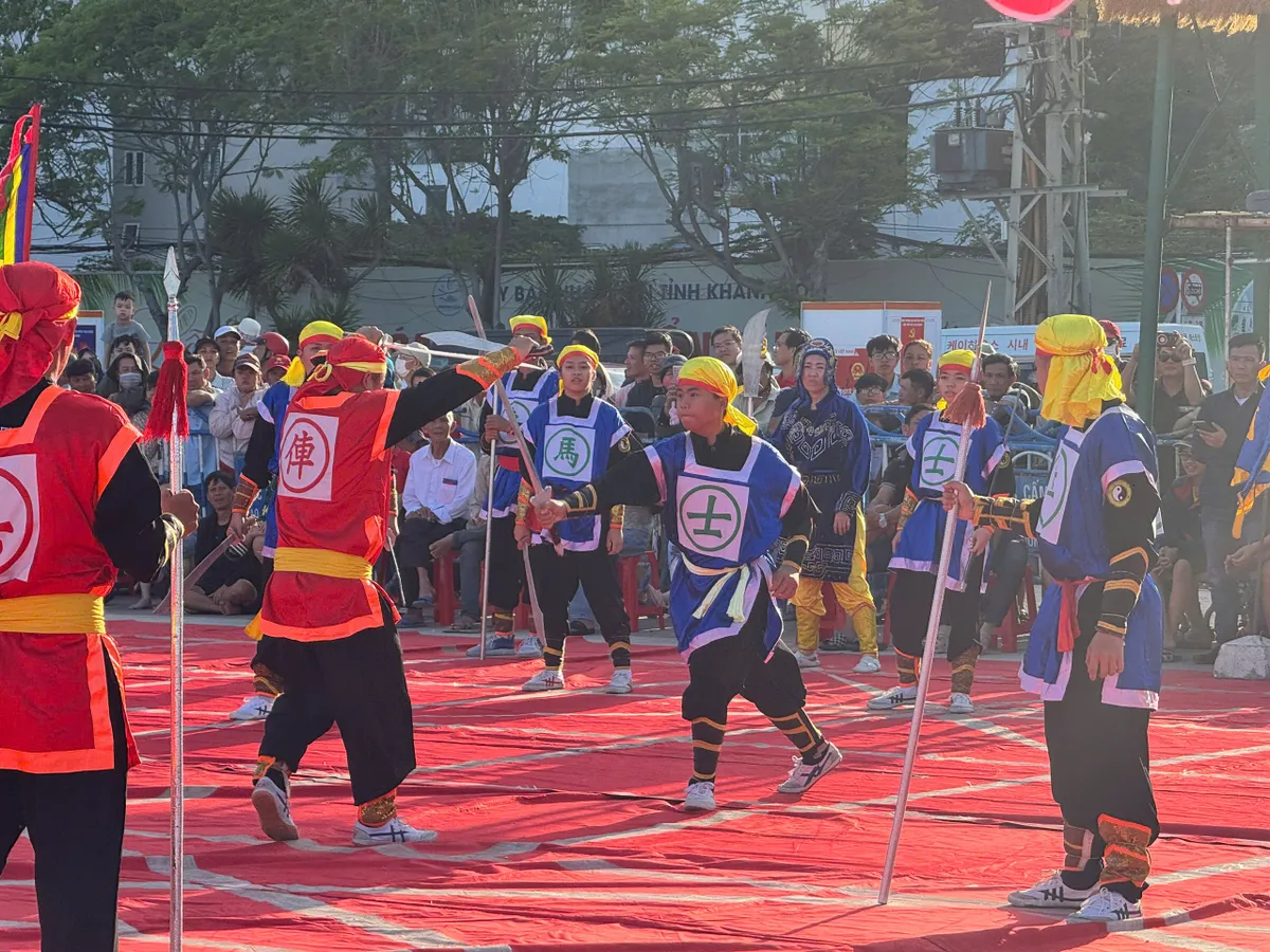 Xu&acirc;n B&iacute;nh Ngọ rộn r&agrave;ng cờ người giữa l&ograve;ng phố biển Nha Trang - Ảnh 2.