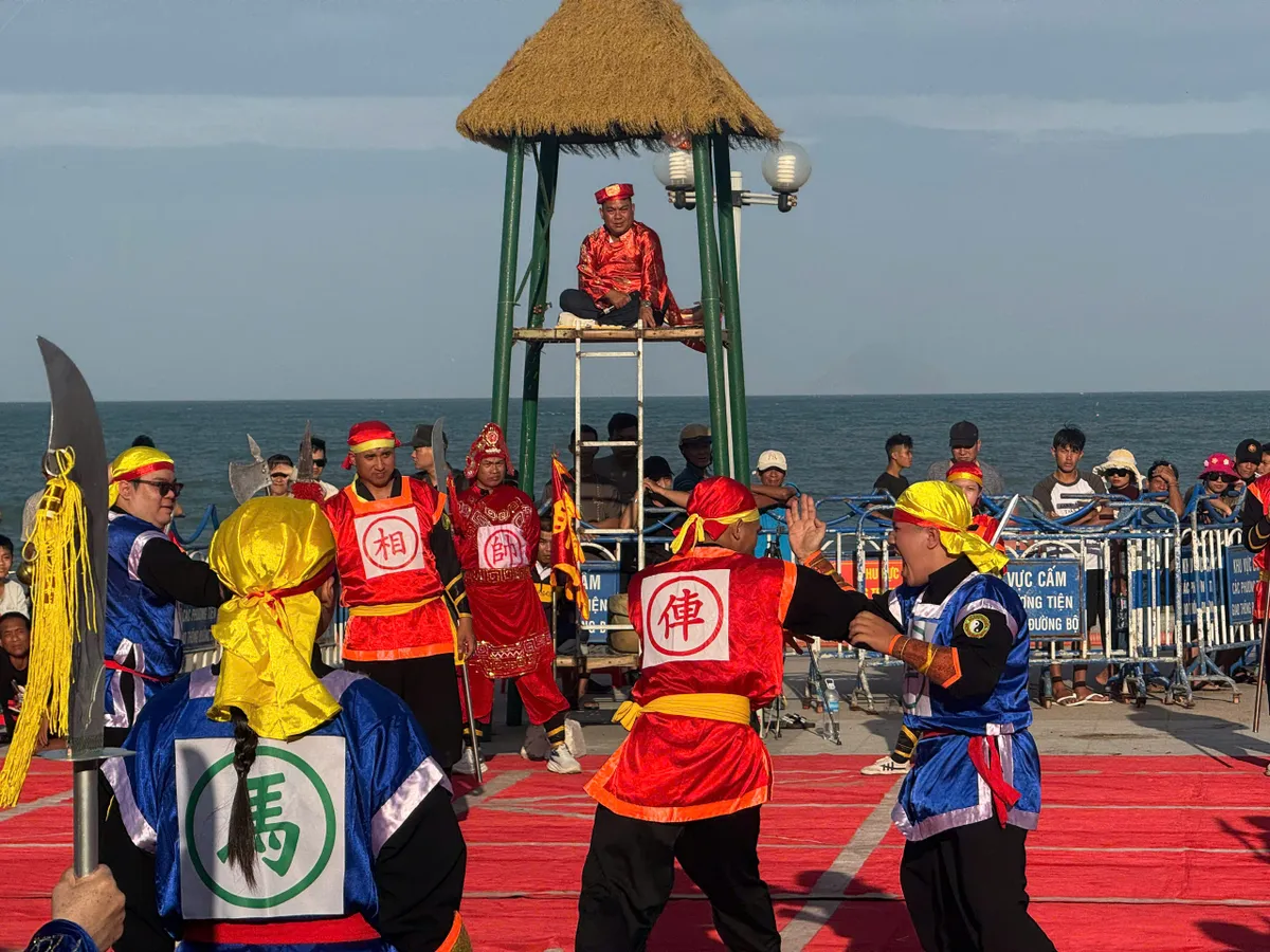 Xu&acirc;n B&iacute;nh Ngọ rộn r&agrave;ng cờ người giữa l&ograve;ng phố biển Nha Trang - Ảnh 6.