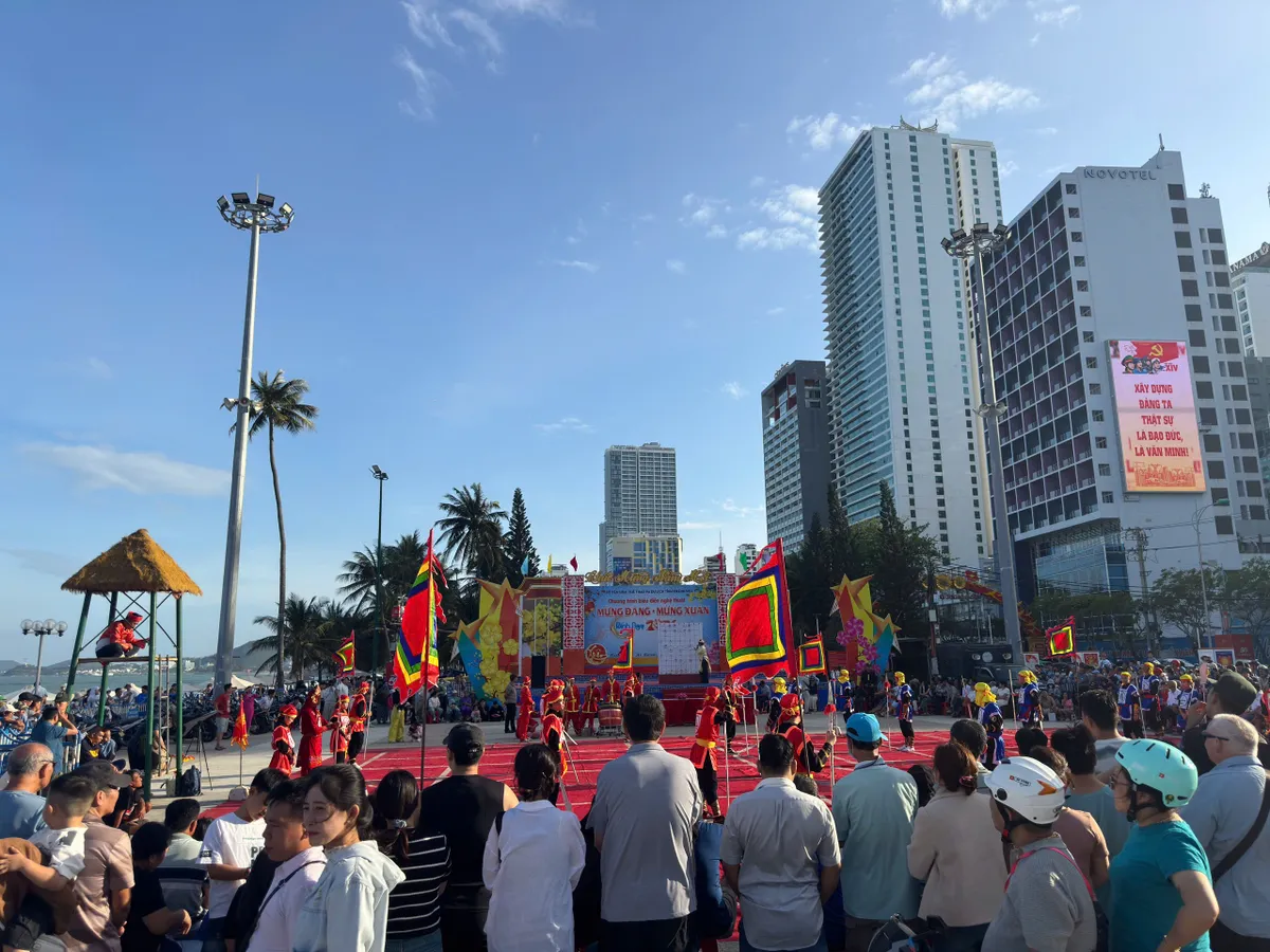 Xu&acirc;n B&iacute;nh Ngọ rộn r&agrave;ng cờ người giữa l&ograve;ng phố biển Nha Trang - Ảnh 8.