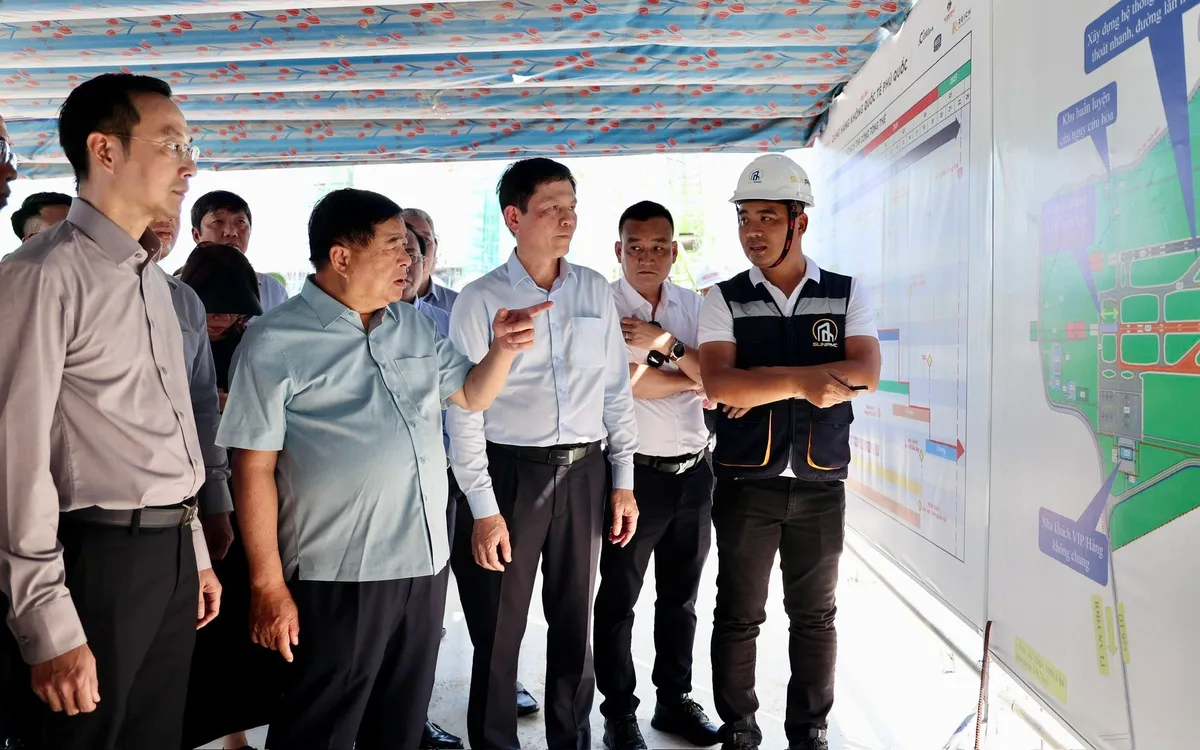 Phó Thủ tướng Nguyễn Chí Dũng tại công trình Cảng hàng không quốc tế Phú Quốc.