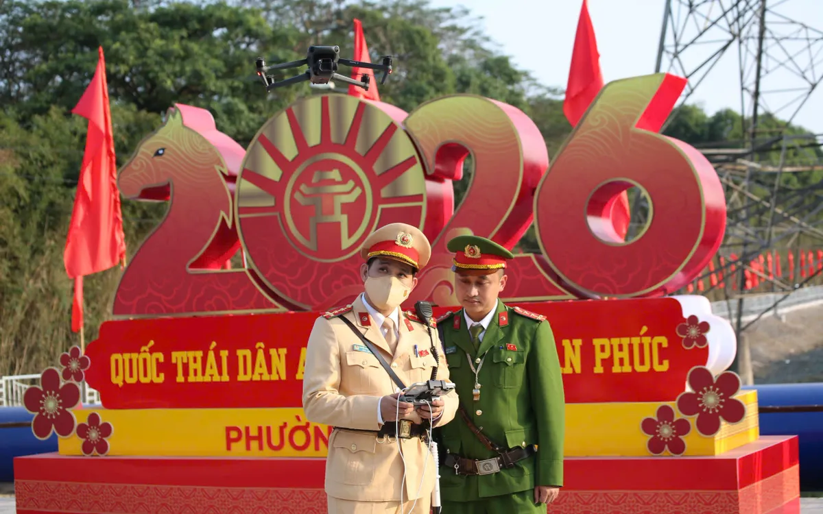 CSGT Hà Nội dùng flycam quan sát mật độ phương tiện tại cửa ngõ phía Nam.