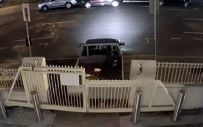 Xe bán tải màu đen đâm vào cổng của giáo đường Do Thái ở Brisbane (Ảnh: Hội đồng Đại diện người Do Thái bang Queensland/Cảnh sát bang Queensland)