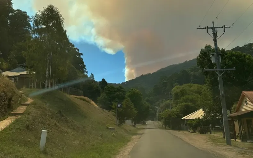 Ch&aacute;y rừng ho&agrave;nh h&agrave;nh tại bang Victoria (Australia), cư d&acirc;n được k&ecirc;u gọi sơ t&aacute;n - Ảnh 1.