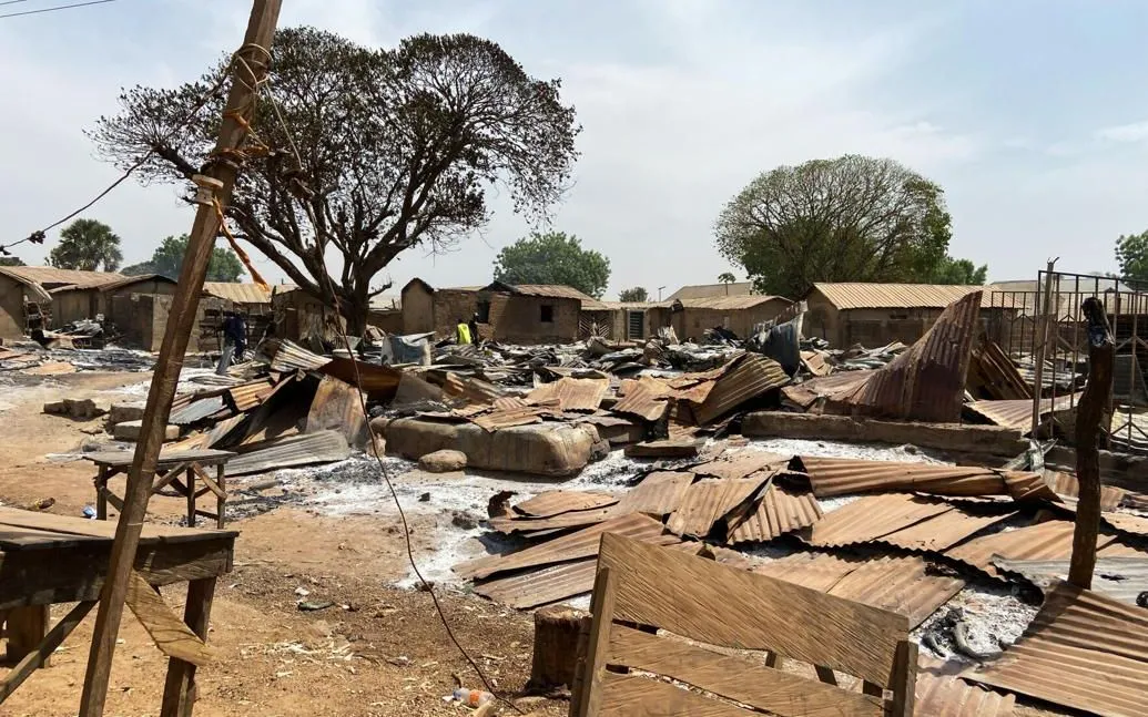 Những ngôi nhà bị thiêu rụi giờ chỉ còn là đống đổ nátsau vụ tấn công vào làng Woro, Nigeria (Ảnh: AP)