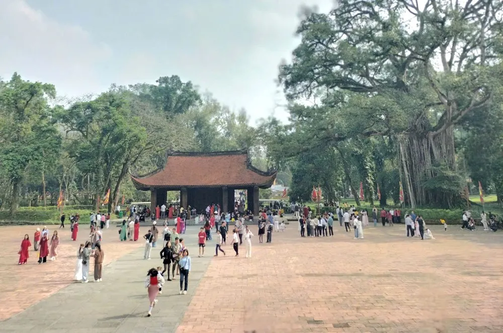 Lam Kinh đ&oacute;n h&agrave;ng chục ngh&igrave;n du kh&aacute;ch dịp Tết B&iacute;nh Ngọ 2026- Ảnh 1.