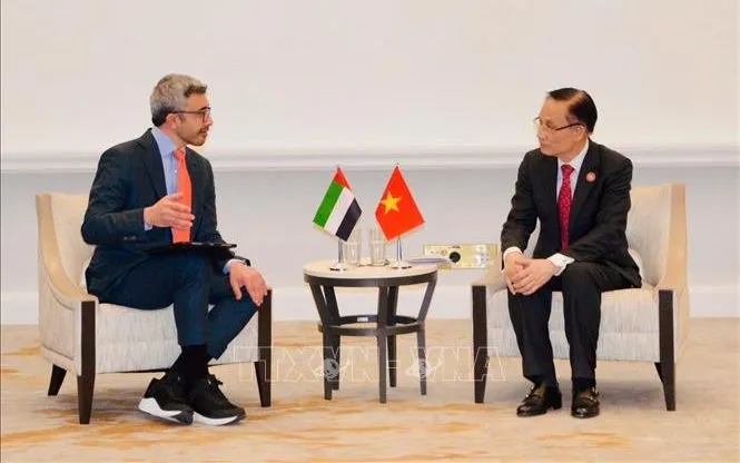 Bộ trưởng Ngoại giao Lê Hoài Trung gặp Phó Thủ tướng, Bộ trưởng Ngoại giao Các tiểu vương quốc Ảrập thống nhất (UAE), Hoàng thân Abdullah bin Zayed Al-Nahyan. Ảnh: TTXVN phát