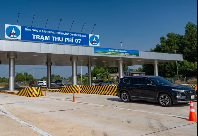Đ&atilde; nộp ph&iacute; bảo tr&igrave; đường bộ, v&igrave; sao vẫn phải trả tiền qua trạm BOT?- Ảnh 1.