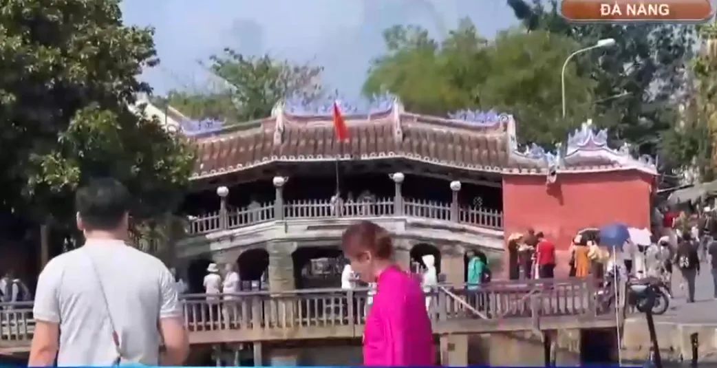 Đ&agrave; Nẵng tấp nập du kh&aacute;ch dịp Tết nguy&ecirc;n đ&aacute;n- Ảnh 1.