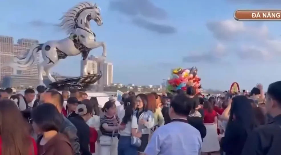 Đ&agrave; Nẵng tấp nập du kh&aacute;ch dịp Tết nguy&ecirc;n đ&aacute;n- Ảnh 2.