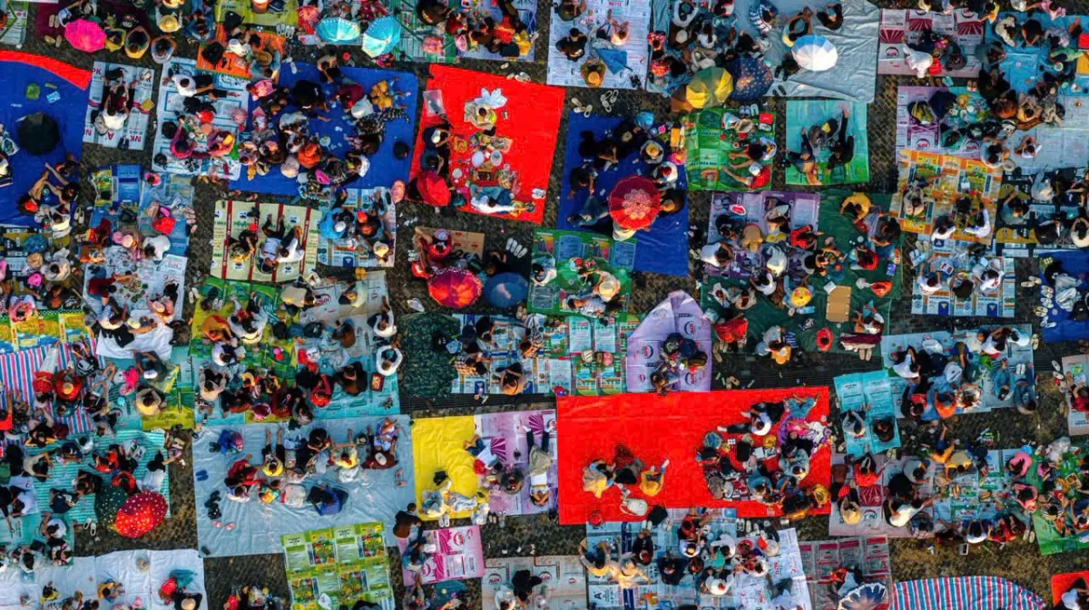 H&agrave;ng trăm ngh&igrave;n người đổ về n&uacute;i B&agrave; Đen dịp cao điểm Hội Xu&acirc;n 2026- Ảnh 1.