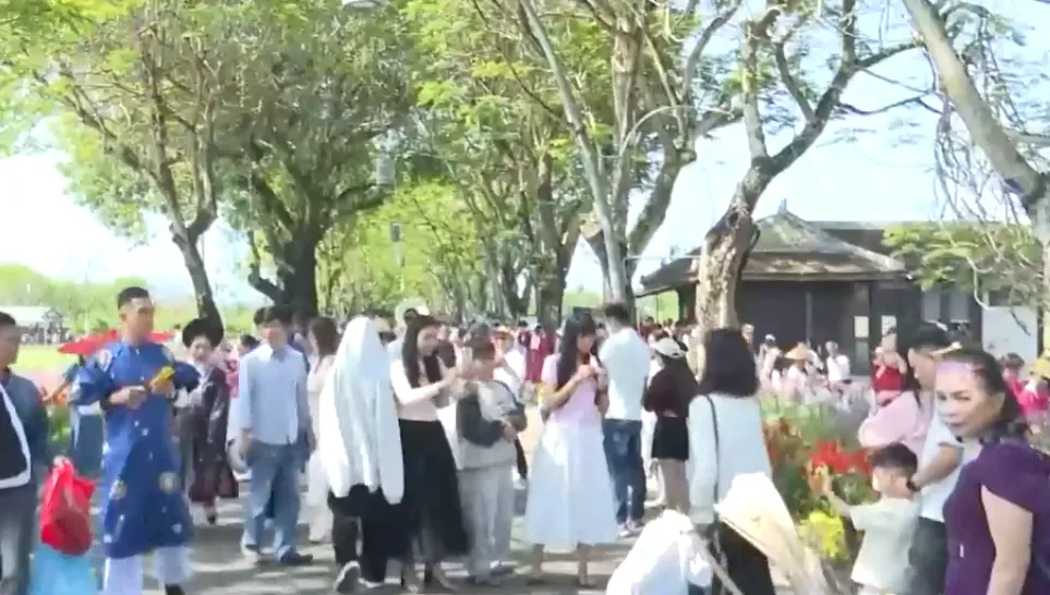 Du lịch Huế khởi sắc những ng&agrave;y Tết- Ảnh 1.