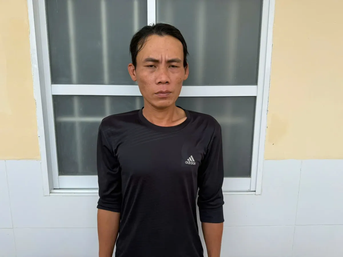 Đối tượng truy n&atilde; tại Cần Thơ ra đầu th&uacute; sau nhiều ng&agrave;y lẩn trốn- Ảnh 1.