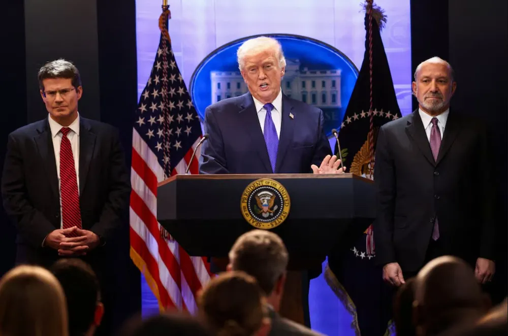 Tổng thống Donald Trump viện dẫn Điều 122 để duy tr&igrave; thuế quan sau ph&aacute;n quyết của T&ograve;a &aacute;n Tối cao Mỹ- Ảnh 1.