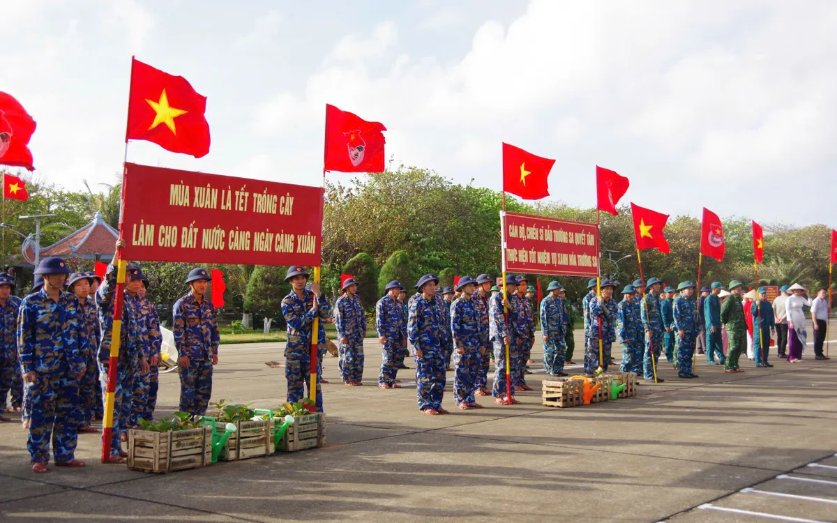 Mùa xâu là Tết trồng cây, làm cho đât nước càng ngày càng xuân tại đảo Trường Sa, đặc khu Trường Sa.