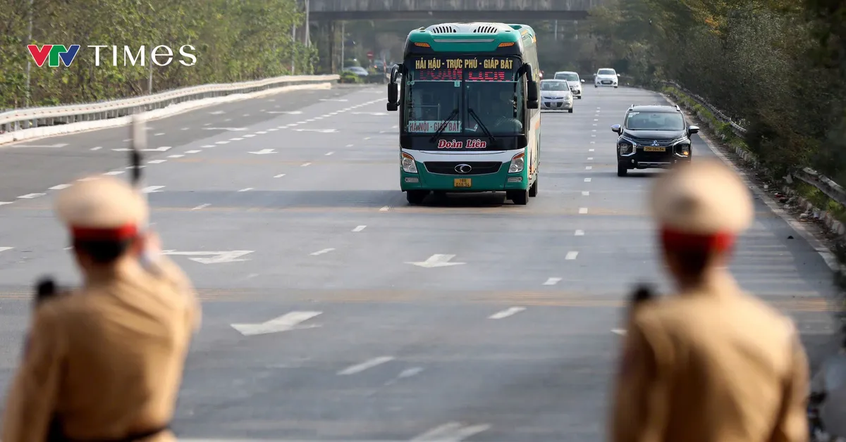 H&agrave; Nội: li&ecirc;n tiếp ph&aacute;t hiện t&agrave;i xế xe taxi v&agrave; xe kh&aacute;ch vi phạm nồng độ cồn - Ảnh 5.