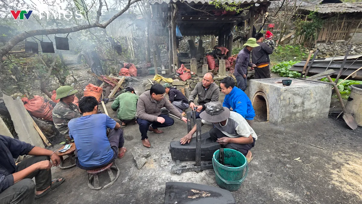 Giữ lửa nghề đúc lưỡi cày của người Mông ở Tủa Sín Chải - Ảnh 2.