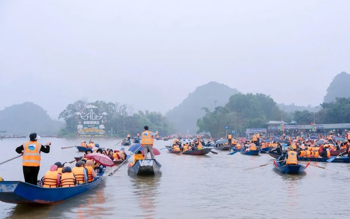 Khách du lịch trẩy hội chùa Hương chùa Hương