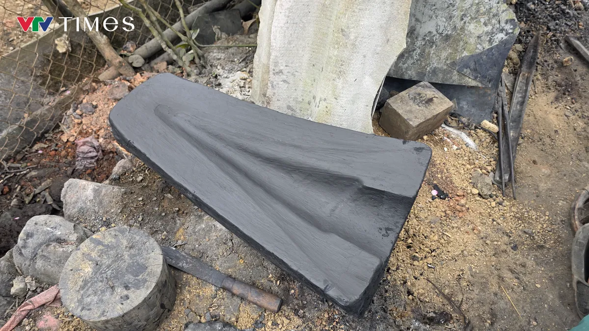 Giữ lửa nghề đúc lưỡi cày của người Mông ở Tủa Sín Chải - Ảnh 1.