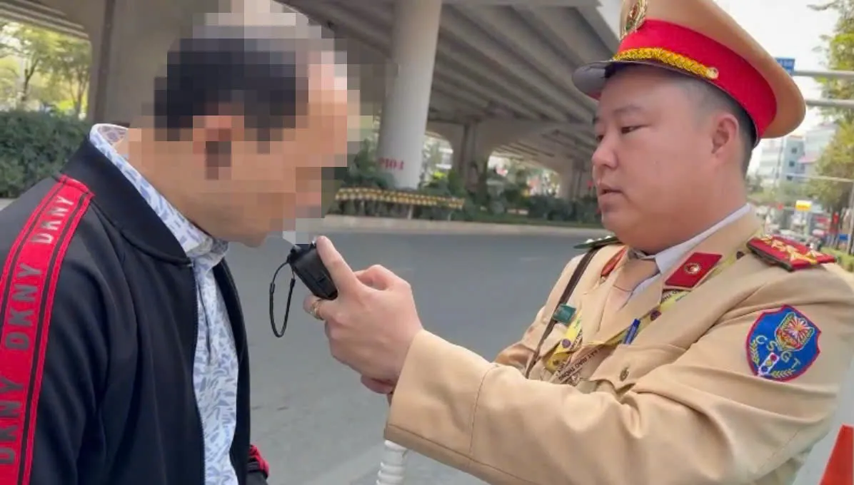 H&agrave; Nội: li&ecirc;n tiếp ph&aacute;t hiện t&agrave;i xế xe taxi v&agrave; xe kh&aacute;ch vi phạm nồng độ cồn - Ảnh 2.