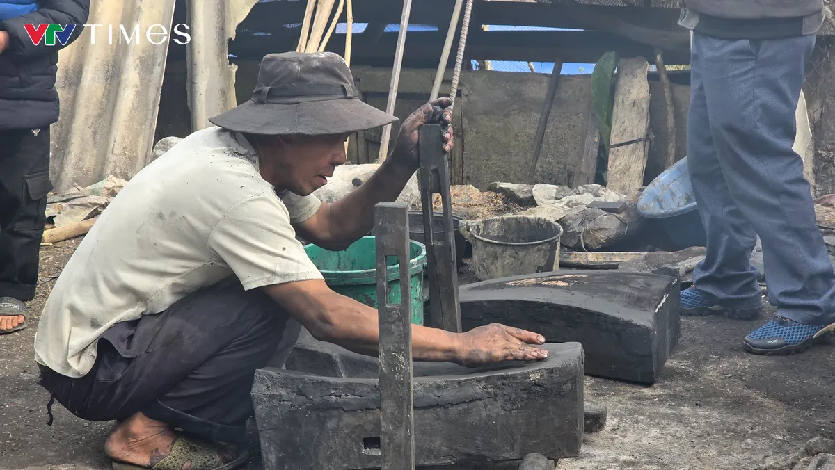 Giữ lửa nghề đúc lưỡi cày của người Mông ở Tủa Sín Chải - Ảnh 7.