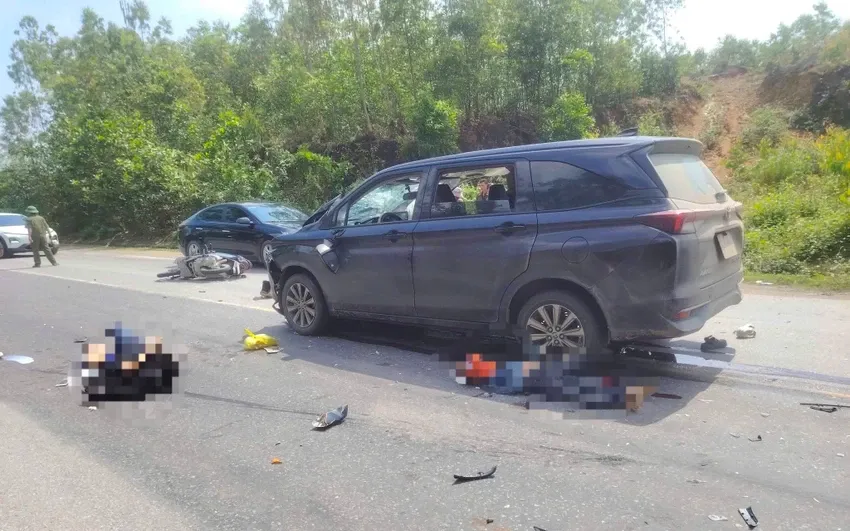 Một người tử vong sau cú va chạm mạnh giữa xe máy và xe ô tô.Ảnh: PLO