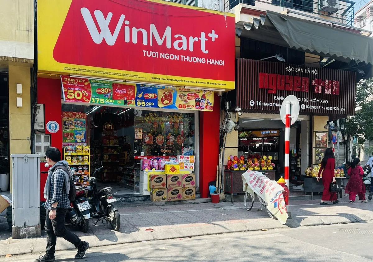 Nhiều cửa h&agrave;ng, si&ecirc;u thị mở cửa, qu&aacute;n ăn v&agrave; c&agrave; ph&ecirc; 'h&uacute;t kh&aacute;ch' - Ảnh 1.