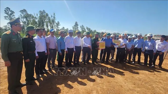 Ph&oacute; Thủ tướng Hồ Quốc Dũng kiểm tra tiến độ đường cao tốc Quy Nhơn - Pleiku - Ảnh 1.