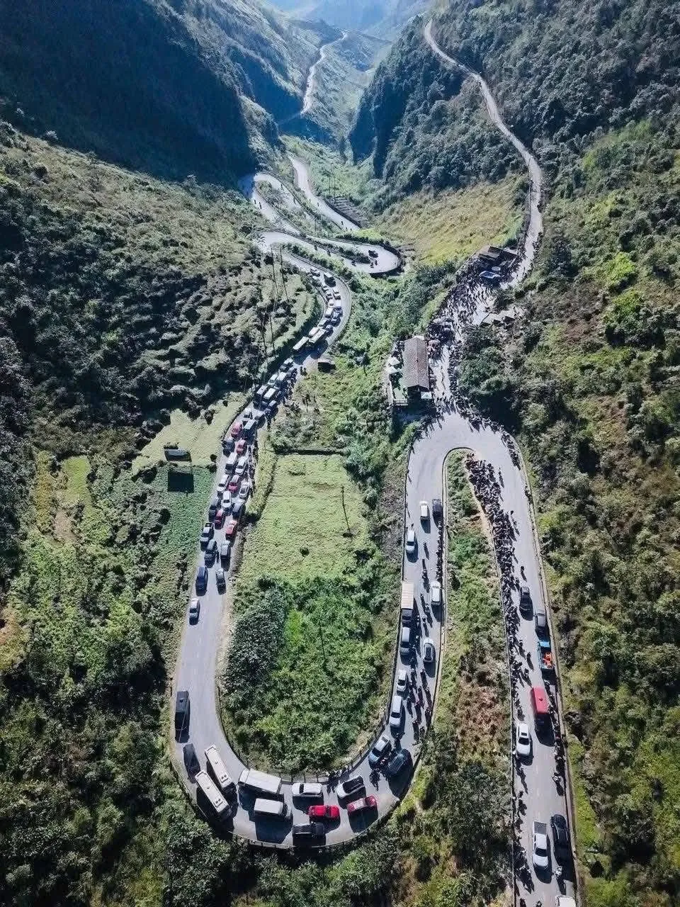 Dốc Thẩm M&atilde;, M&atilde; P&igrave; L&egrave;ng t&ecirc; liệt ng&agrave;y m&ugrave;ng 4 Tết, du kh&aacute;ch kh&ocirc;ng t&igrave;m được chỗ ở- Ảnh 1.