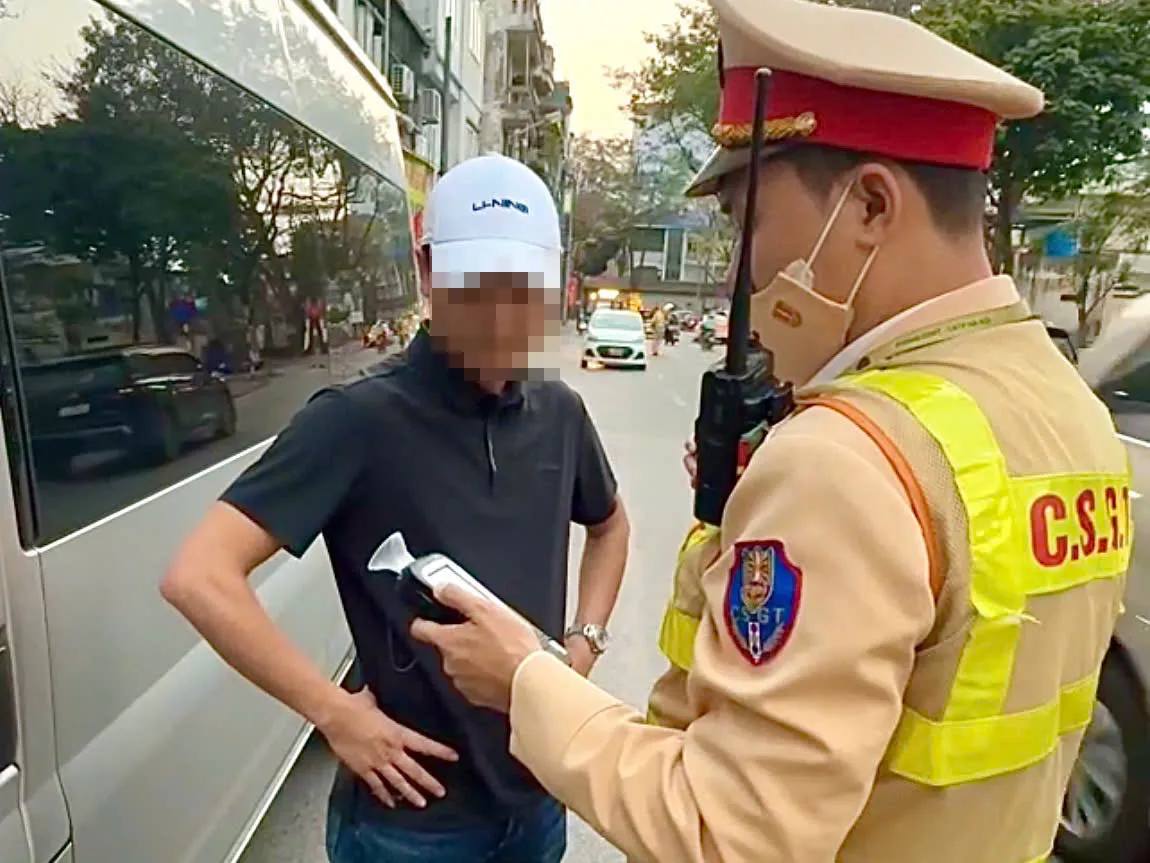 H&agrave; Nội: li&ecirc;n tiếp ph&aacute;t hiện t&agrave;i xế xe taxi v&agrave; xe kh&aacute;ch vi phạm nồng độ cồn - Ảnh 4.