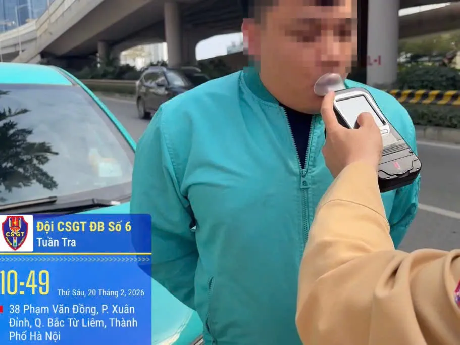 H&agrave; Nội: li&ecirc;n tiếp ph&aacute;t hiện t&agrave;i xế xe taxi v&agrave; xe kh&aacute;ch vi phạm nồng độ cồn - Ảnh 1.